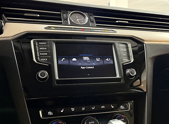 Volkswagen Passat 18 of 22