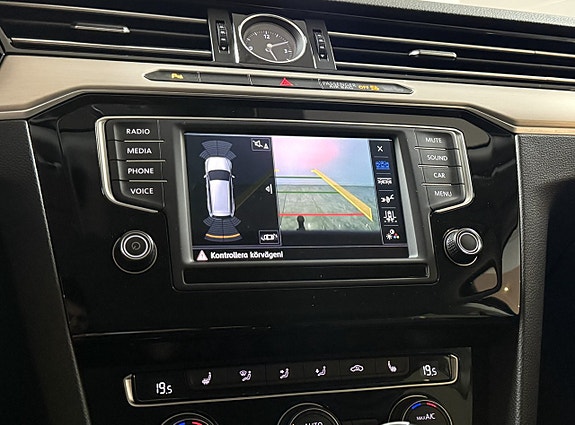 Volkswagen Passat 17 of 22