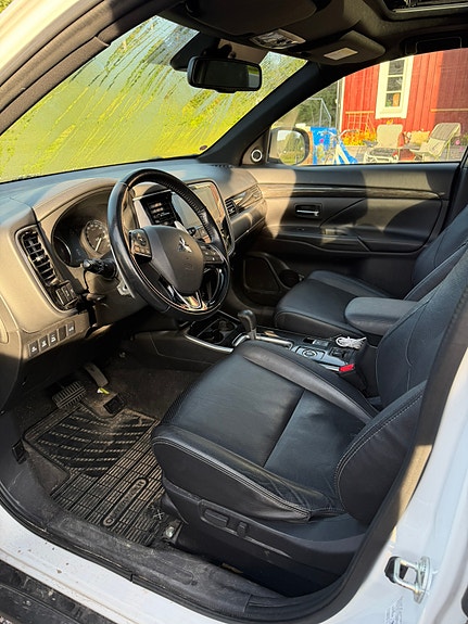 Mitsubishi Outlander 2 of 5