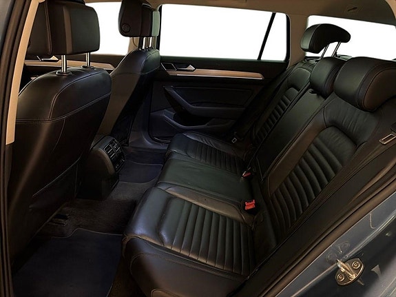 Volkswagen Passat 18 of 23