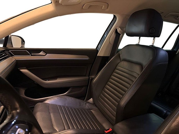 Volkswagen Passat 9 of 23