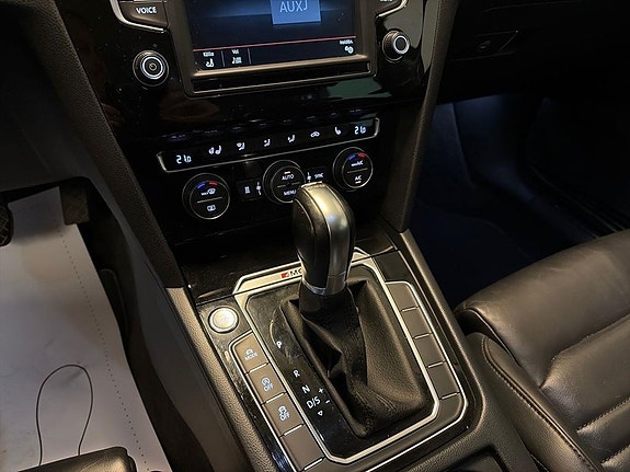 Volkswagen Passat 10 of 23