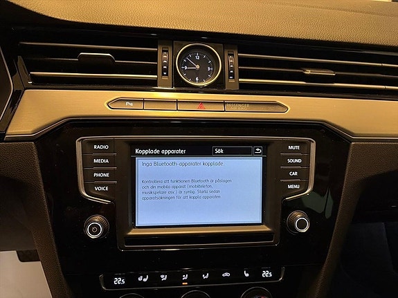 Volkswagen Passat 13 of 23