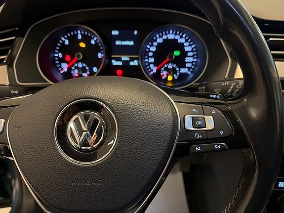 Volkswagen Passat 17 of 23