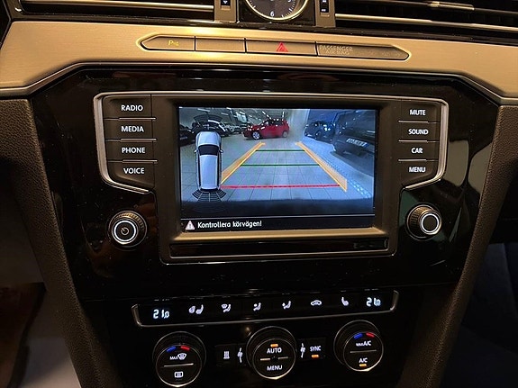 Volkswagen Passat 14 of 23