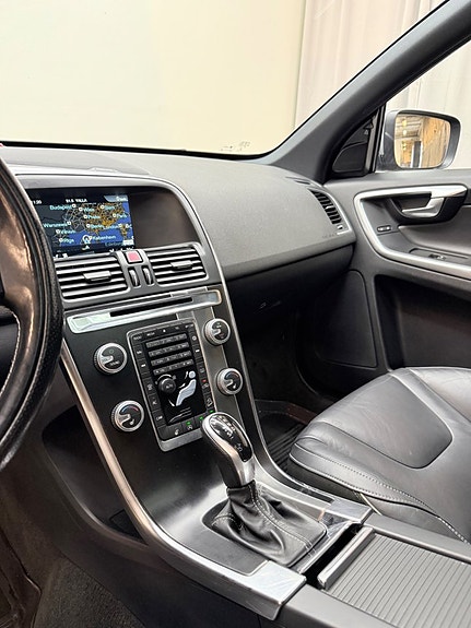 Volvo XC60 8 of 13