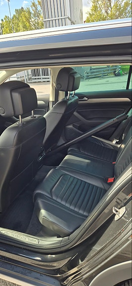 Volkswagen Passat Alltrack 7 of 10