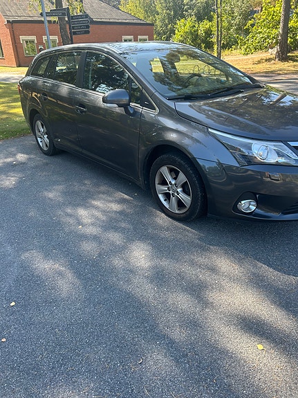 Toyota Avensis 2 of 5
