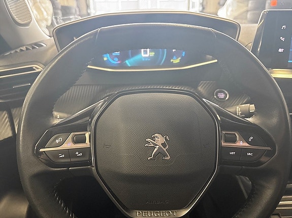 Peugeot e-2008 7 of 16