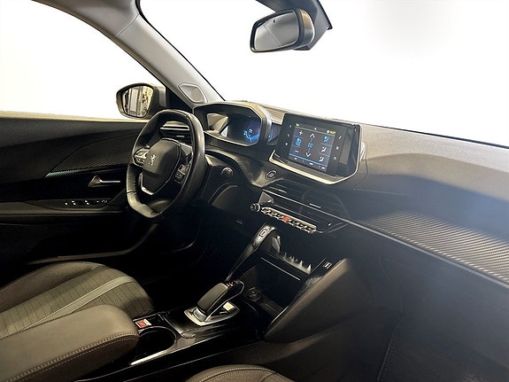 Peugeot e-2008 12 of 16