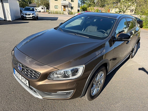 Volvo V60 Cross Country 2 of 22