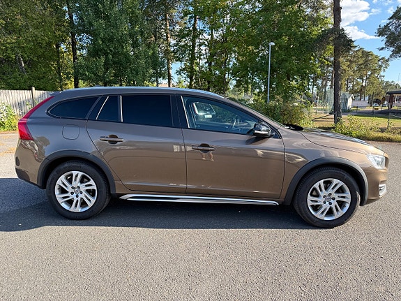 Volvo V60 Cross Country 7 of 22