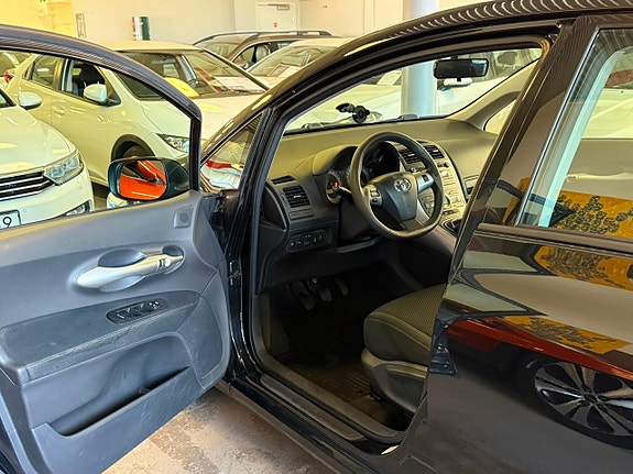 Toyota Auris 8 of 15