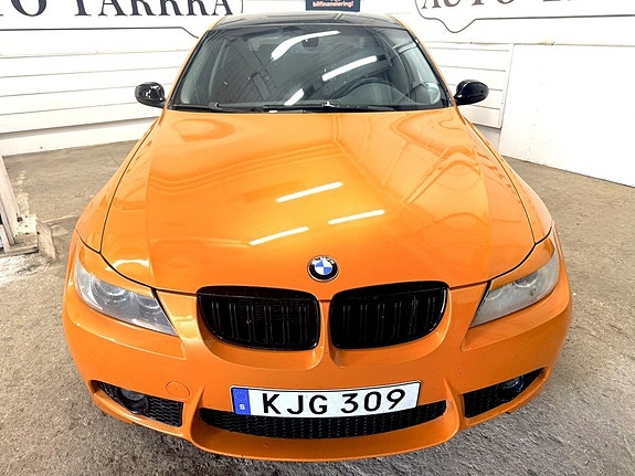 BMW 330xd 2 of 12