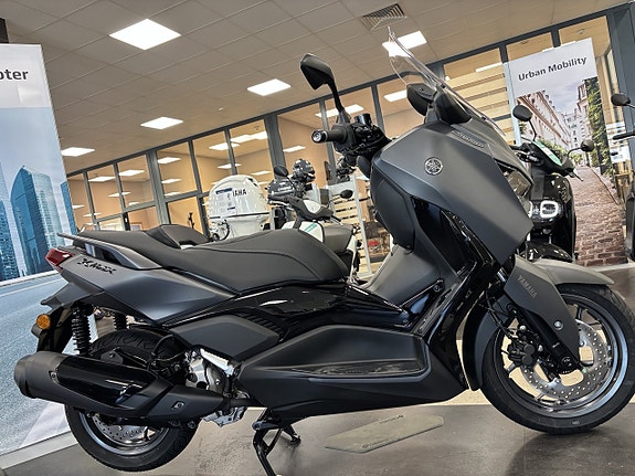Yamaha XMAX 300 TECH MAX+ 9 of 10
