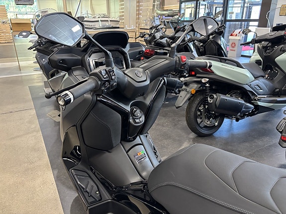 Yamaha XMAX 300 TECH MAX+ 5 of 10