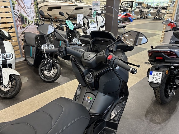 Yamaha XMAX 300 TECH MAX+ 3 of 10