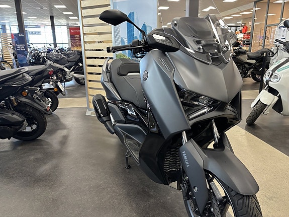 Yamaha XMAX 300 TECH MAX+ 8 of 10