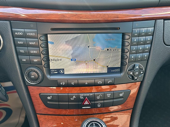 Mercedes-Benz E220 6 of 14