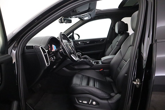 Porsche Cayenne 10 of 26