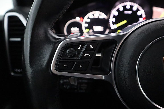 Porsche Cayenne 16 of 26