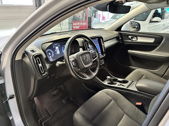 Volvo XC40 12 of 16