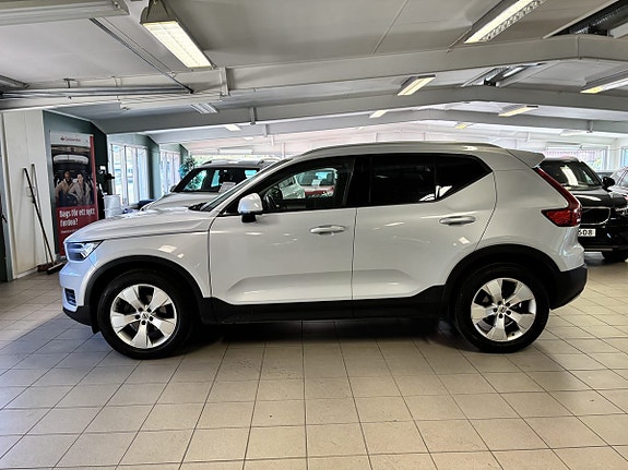 Volvo XC40 2 of 16