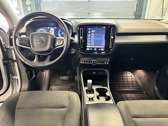 Volvo XC40 9 of 16