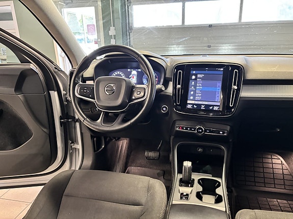 Volvo XC40 10 of 16