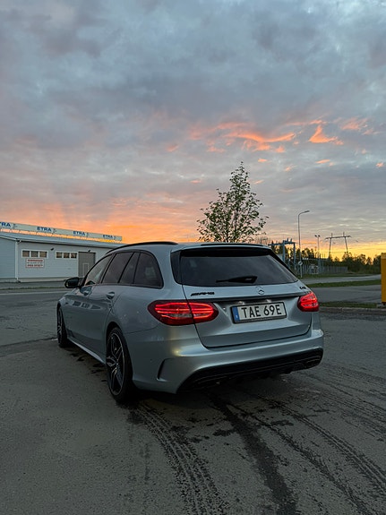Mercedes-Benz C43 2 of 7