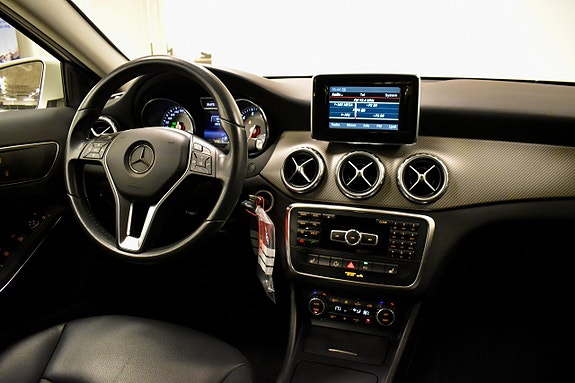 Mercedes-Benz GLA200 6 of 14