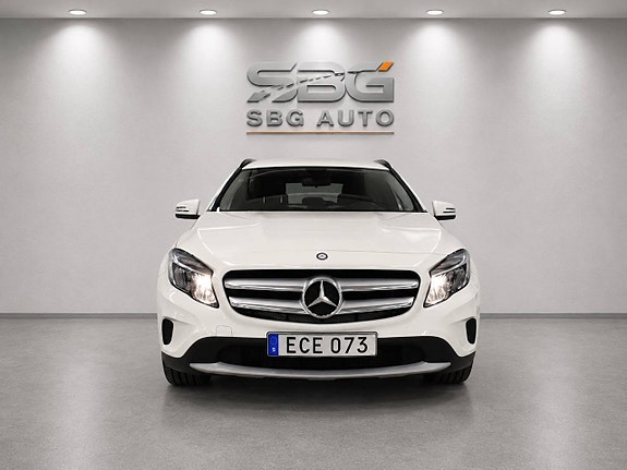 Mercedes-Benz GLA200 2 of 14