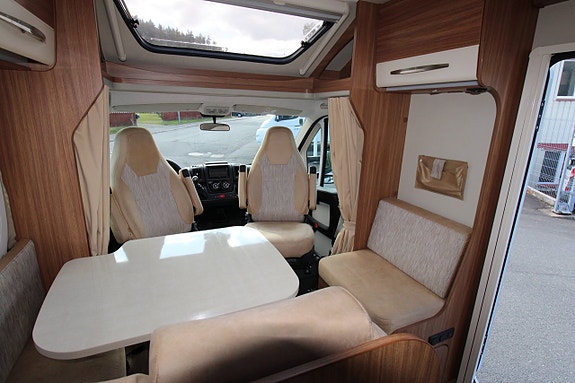 Carado T 449 T69 2017 Queenbed 2,3 Turbodiesel 6 vxl manuell 9 of 16