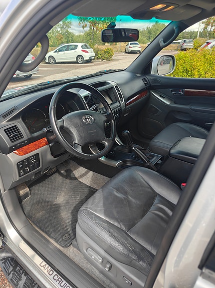 Toyota Land Cruiser 6 of 8