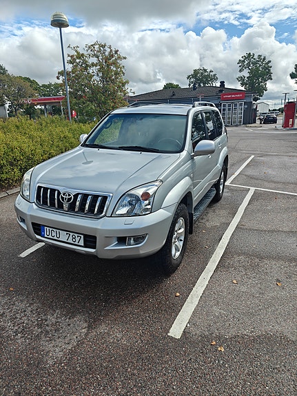 Toyota Land Cruiser 2 of 8