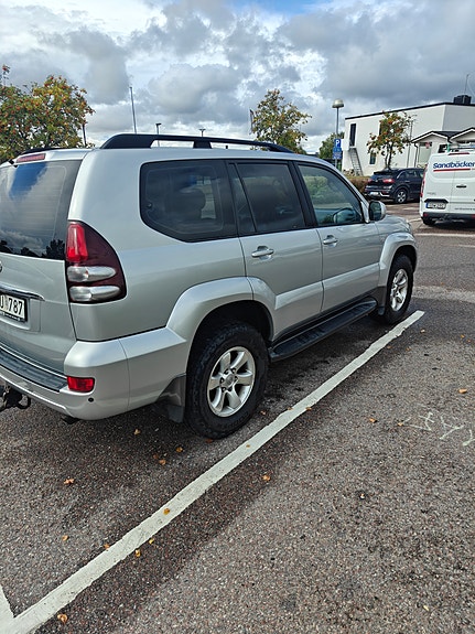 Toyota Land Cruiser 4 of 8