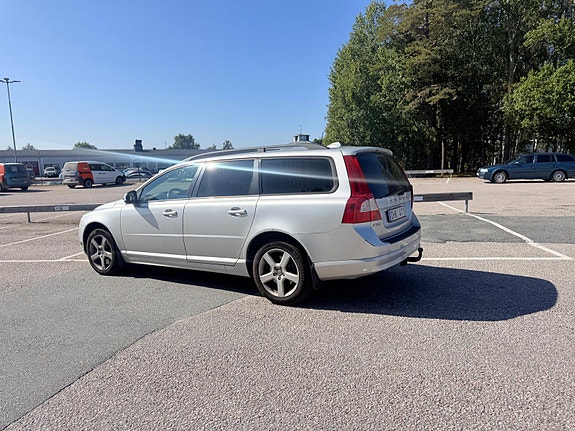 Volvo V70 2 of 9