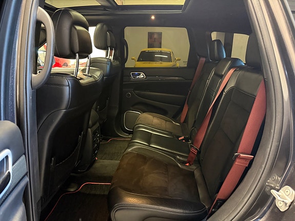 Jeep Grand Cherokee 27 of 30
