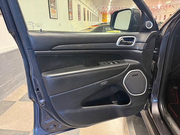 Jeep Grand Cherokee 23 of 30