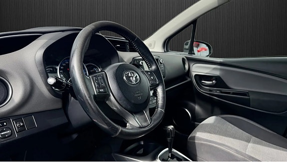 Toyota Yaris 5 of 8