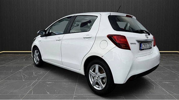 Toyota Yaris 3 of 8