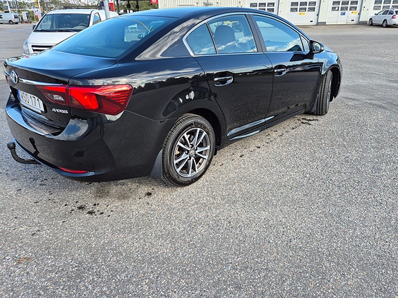 Toyota Avensis 2 of 9
