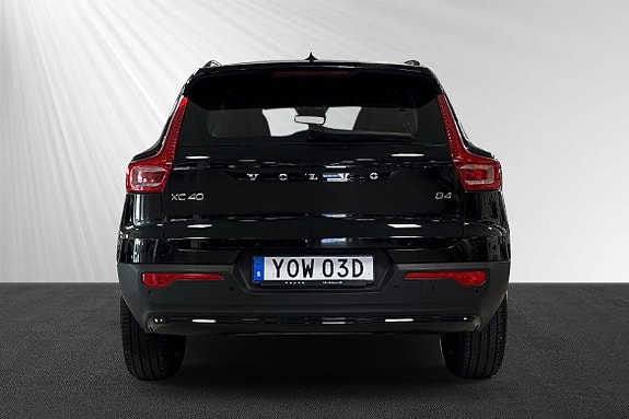 Volvo XC40 2 of 8