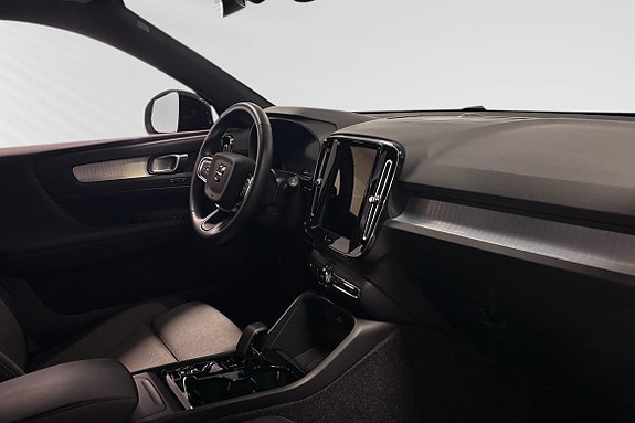 Volvo XC40 6 of 8