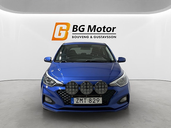 Hyundai i20 2 of 18
