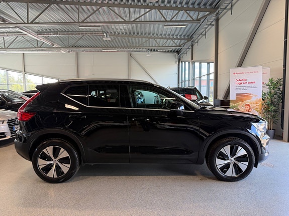 Volvo XC40 2 of 22