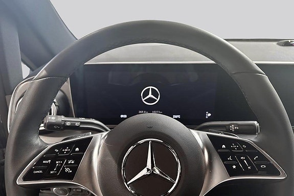 Mercedes-Benz V300 10 of 14
