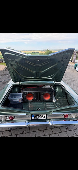 Chevrolet Impala 9 of 11