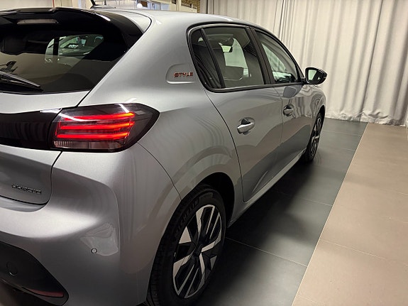 Peugeot 208 4 of 15