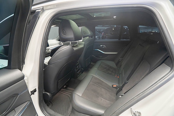 BMW 330e 21 of 28